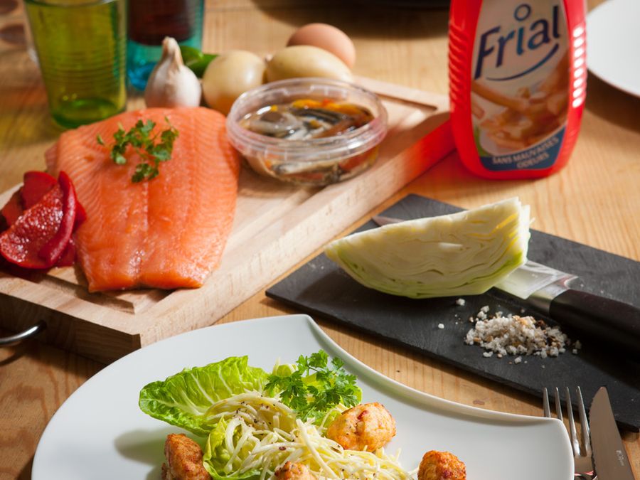 Accras de saumon et anchois sur salade de chou blanc à l'ail