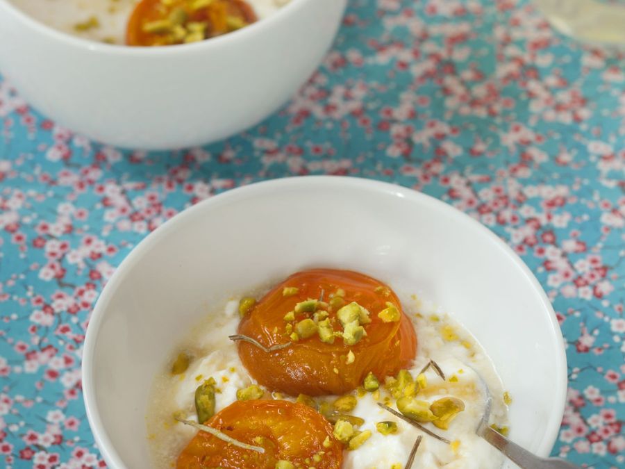 Abricots rôtis au romarin et faisselle au caramel de lavande
