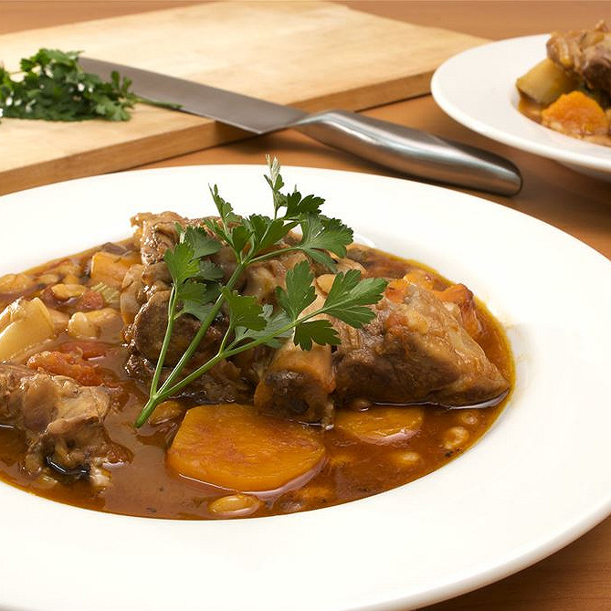 Agneau, carottes et persil au vin rouge