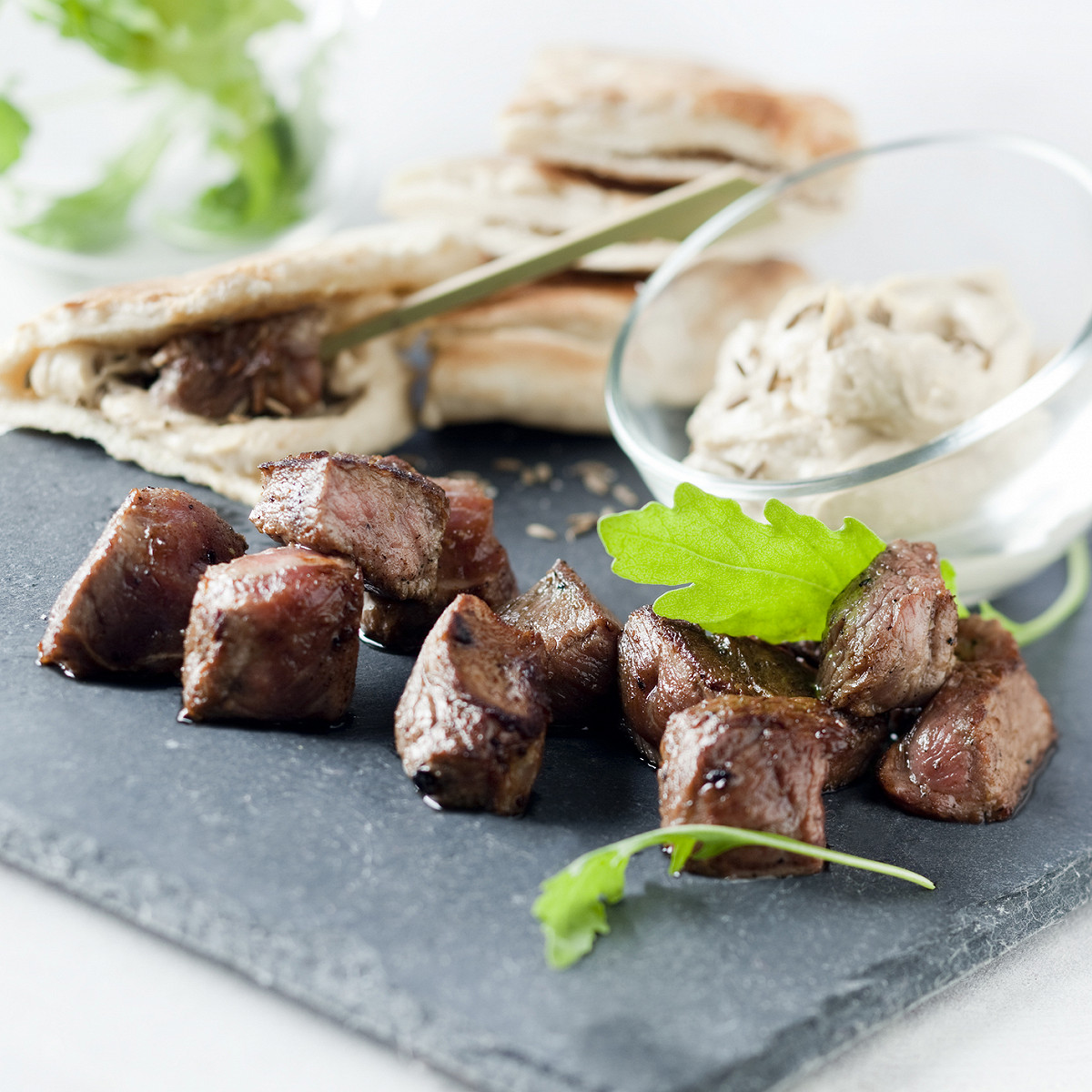 Agneau mariné et houmous au cumin